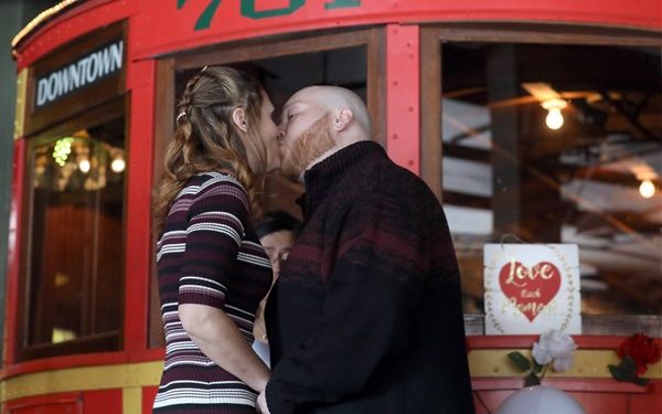 Couple ties knot on Valentine's Day at Spaghetti Warehouse – Toledo Blade