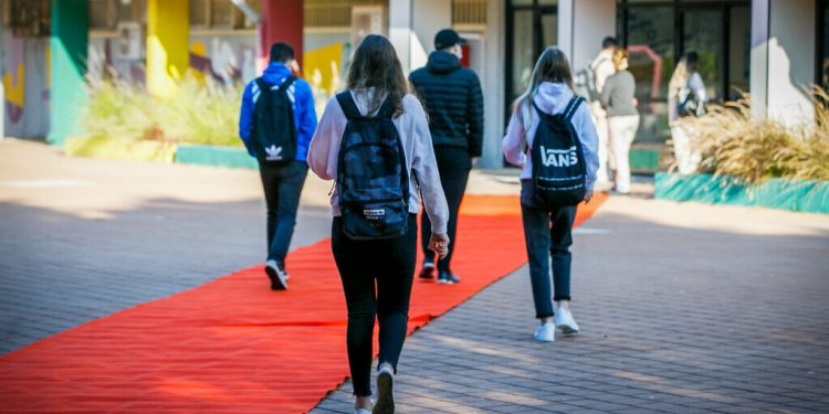 Defying government, 15 cities to reopen grades 7-10 this week – The Times of Israel