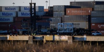 COVID-19 infecting hundreds of workers leads to cargo ship traffic jam | WJHL