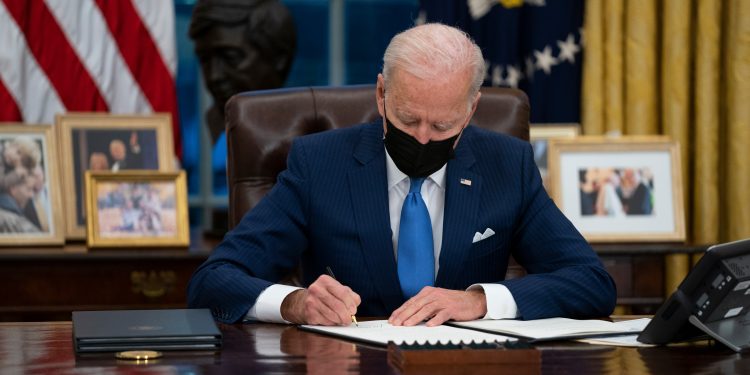Biden Orders Review to Shore Up Supply Chain Resiliency | Voice of America