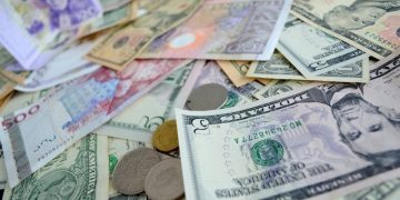 Currencies continue to drift