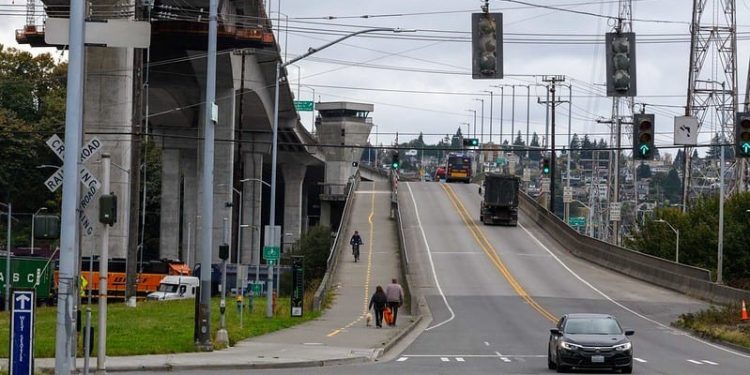 We really don’t want you to get a ticket! Please don’t go low to help keep the Spokane St Swing Bridge clear for emergency vehicles, freight, & transit.