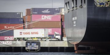 GSCW: Walmart beats Amazon in circumventing port congestion, analyst says