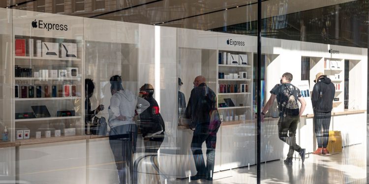 All U.S. Apple Stores Now Open a Year After Closures Began