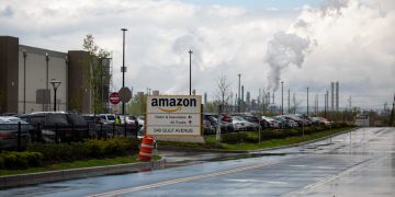 Amazon Workers Describe ‘Excessive Heat,’ ‘Fainting’ in NYC Warehouse