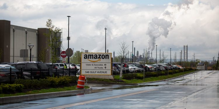 Amazon Workers Describe ‘Excessive Heat,’ ‘Fainting’ in NYC Warehouse