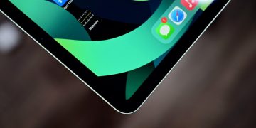 Supply chain analysts expect OLED iPad in 2023, Touch Bar to be killed