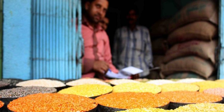 With one-day bandh, letters to Centre and stalled procurement, traders protest stock limits on pulses