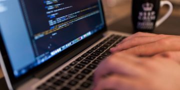 Computer science senior earns $10,000 scholarship and internship for mentoring peers | FIU News